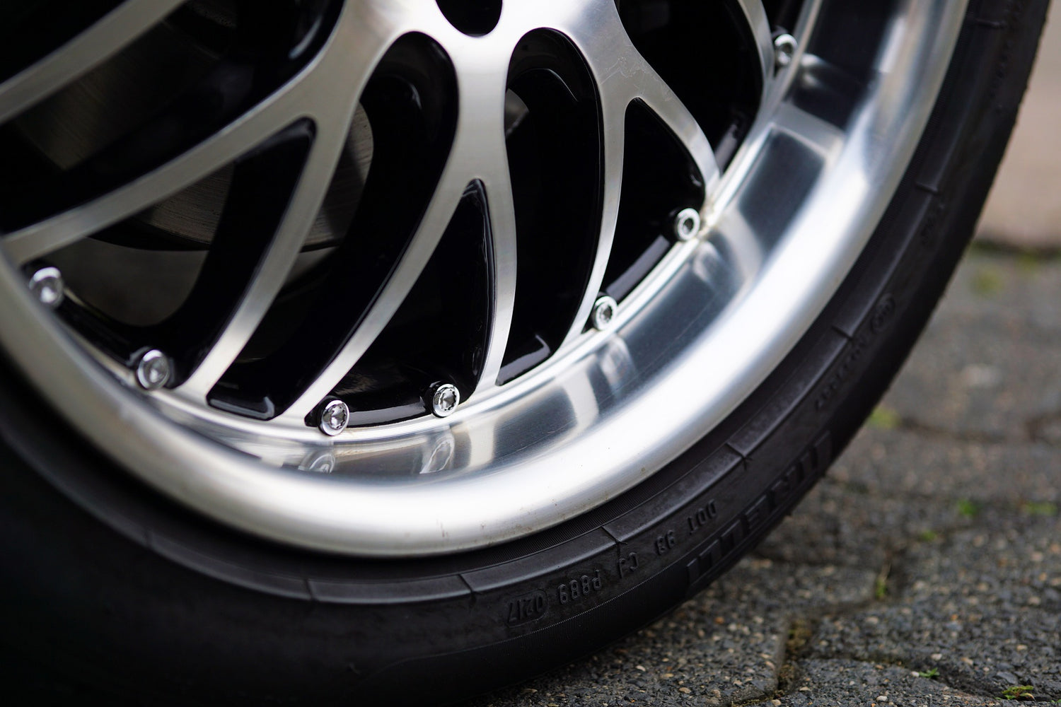 Was ist ein Felgenreiniger säurefrei säurehaltig Wirkindikator warum stinkt Testsieger  ph-neutral alufelgen chromfelgen autofelgen radkappen felgenbürste felgenreiniger felgenreinigung felgenpflege felgenwäsche leichmetallräder